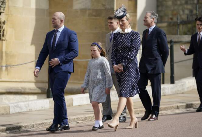 Mike et Zara Tindall, avec leur fille Mia, quittent la chapelle Saint-Georges de Windsor après la messe de Pâques, le 17 avril 2022. 