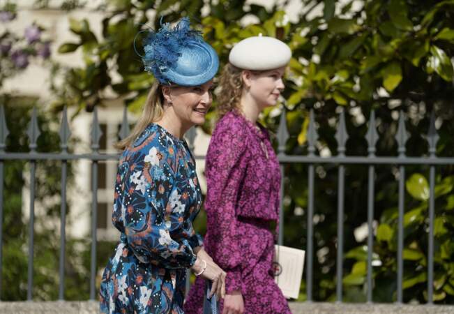 Sophie Rhys-Jones, comtesse de Wessex et Lady Louise Windsor après la messe de Pâques, le 17 avril 2022 à la chapelle Saint-Georges de Windsor.