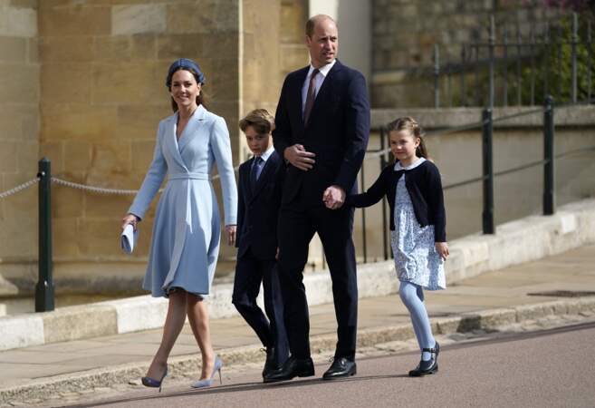 Le prince William et Kate Middleton, accompagnés de deux de leurs enfants, George et Charlotte, quittent la chapelle Saint-Georges de Windsor après la messe de Pâques, le 17 avril 2022. 