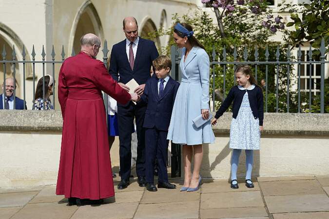 Le prince William et Kate Middleton sortent de la chapelle Saint-Georges de Windsor, avec deux de leurs enfants, après la messe de Pâques, le 17 avril 2022. 