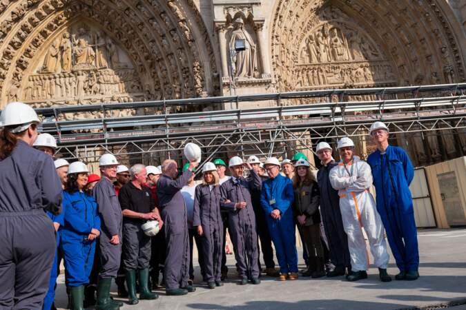 Emmanuel et Brigitte Macron, un couple présidentiel assorti pour visiter le chantier de Notre-Dame de Paris, le vendredi 15 avril 2022.