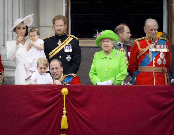 La reine Elizabeth II, entourée de Kate Middleton, de la princesse Charlotte, du prince George, du prince William, du prince Harry, du prince Edward et du prince Philip, lors de la parade militaire "Trooping The Colour", à Londres, le 11 juin 2016.
