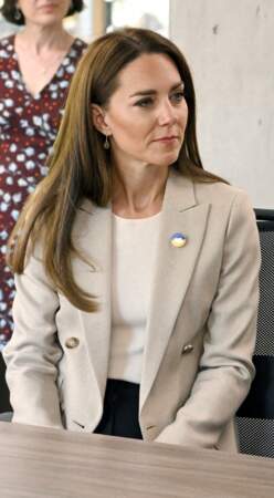 Kate Middleton opte pour deux boucles d'oreilles pendantes, le 21 avril 2022. 