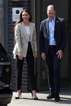 Kate Middleton mise sur un pantalon slim noir ainsi qu'une paire d'escarpins en cuir noir,  le 21 avril 2022. 