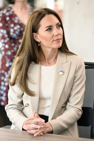 Kate Middleton porte un long blazer en laine mélangée à double boutonnage Larsson, idéal pour la saison printemps/été. Le 21 avril 2022. Elle est disponible en boutique au prix de 395 €. 
