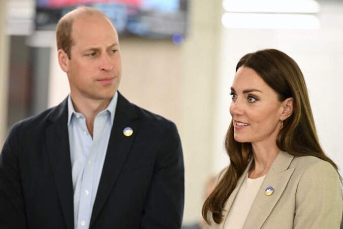 Kate Middleton et le prince William sont mobilisé depuis le début de la guerre en Ukraine. Le couple princier britannique porte un pin's en signe de soutien, le 21 avril 2022.
