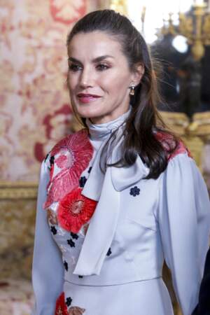 Pour faire ressortie ses yeux verts, la reine Letizia d'Espagne adopte un fard à paupière rosé, le 21 avril 2022. 
