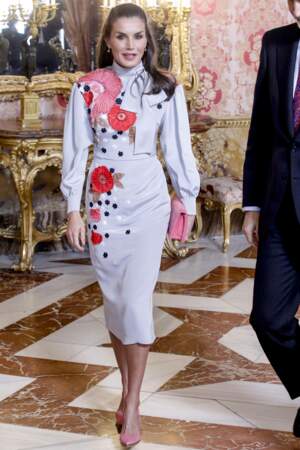 La reine Letizia d'Espagne est chic dans cette robe qui épouse parfaitement ses formes à Madrid, le 21 avril 2022. 