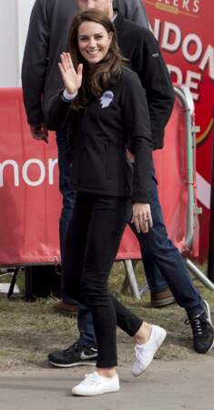 Kate Middleton en Superga blanches au marathon de Londres, le 23 avril 2017.