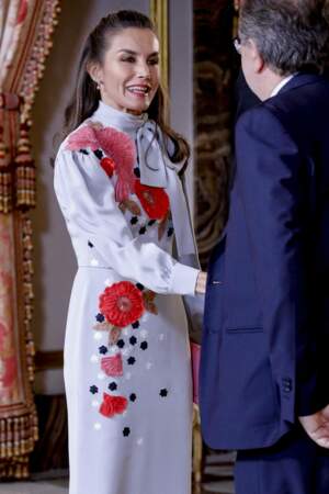La reine Letizia d'Espagne choisit un rouge à lèvres rosé qui met en lumière sa bouche pulpeuse, le 21 avril 2022. 