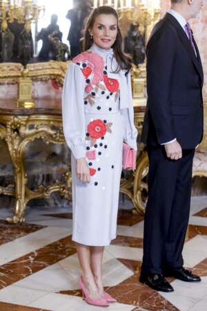 Cheveux blancs apparents, la reine Letizia d'Espagne les assument complètement !  Le 21 avril 2022. 