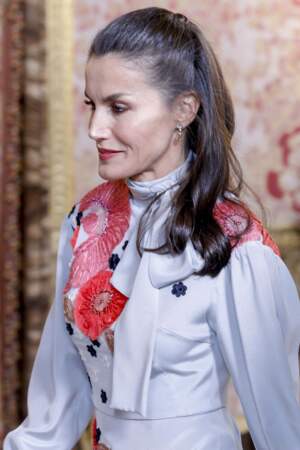 La reine Letizia d'Espagne recycle une longue robe grise aux reflets bleutés et brodée de pièces florales. Le 21 avril 2022. 