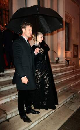 Au bras de son mari Pierre Casiraghi, la sublime royale s'est rendue à l'événement dans une longue robe noire de la maison Dior