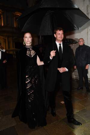 Beatrice Borromeo a choisi d'associer sa robe Dior avec une une cape noire nouée autour du cou, l'accessoire parfait pour une nuit pluvieuse à Venise 