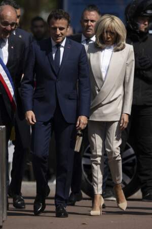 Brigitte Macron très élégante dans un total look beige pour aller voter, au Touquet, ce dimanche 24 avril 2022.