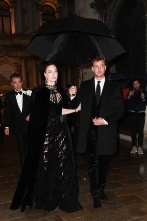 Pierre Casiraghi et Beatrice Borromeo sous la pluie de Venise pour assister à un événement prestigieux