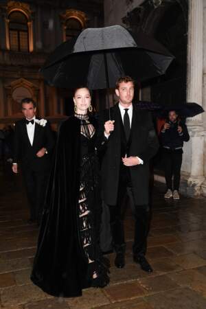 Pierre Casiraghi et Beatrice Borromeo arrivent au dîner de gala organisé par Dior sur leur 31, ce 23 avril 