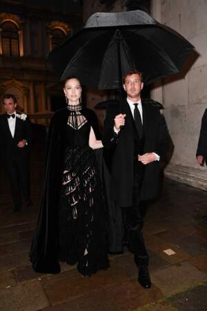 Beatrice Borromeo sous un parapluie à son arrivée au gala organisé par Dior, à Venise, le 23 avril 