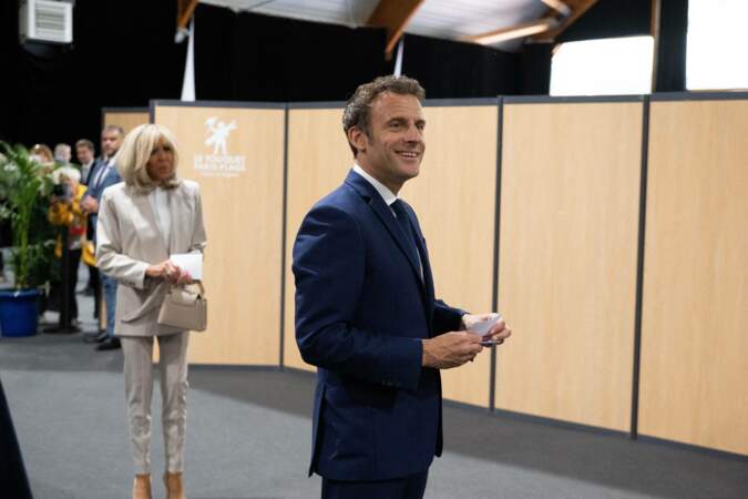 Arrivés au bureau de vote du Touquet, Emmanuel et Brigitte Macron ont fait sensation, ce dimanche 24 avril 2022.