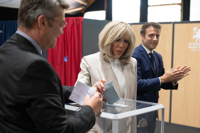Brigitte Macron élégante pour glisser son bulletin de votre dans l'urne, le couple présidentiel au Touquet, ce dimanche 24 avril 2022.