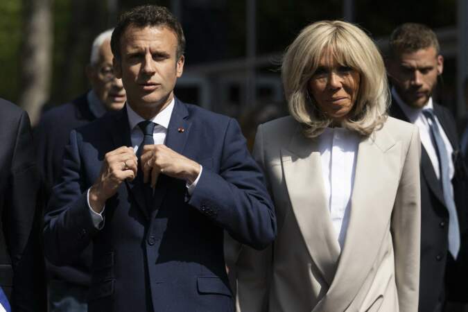 Emmanuel et Brigitte Macron très élégants pour aller au bureau de vote, au Touquet, ce dimanche 24 avril 2022