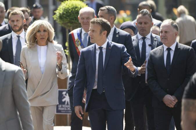 Brigitte Macron mise sur pantalon droit assorti à une veste blazer beige drapée pour aller voter au Touquet, ce dimanche 24 avril 2022.