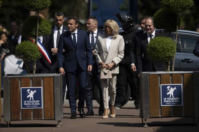 Brigitte Macron sophistiquée et tout sourire pour un bain de foule dans les rues du Touquet, ce dimanche 24 avril 2022.