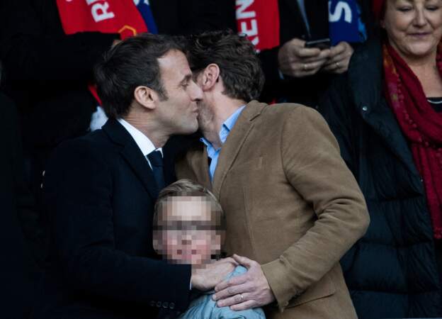 Emmanuel et Laurent Macron se faisant la bise  lors la finale de la Coupe de France opposant le Paris Saint-Germain à Rennes, le 27 avril 2019.