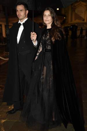 Laetitia Casta sublime dans une longue robe en dentelle noire au dîner de gala organisé par Dior dans le cadre de la 59 ème Biennale d'art de Venise, le samedi 23 avril 2022.
