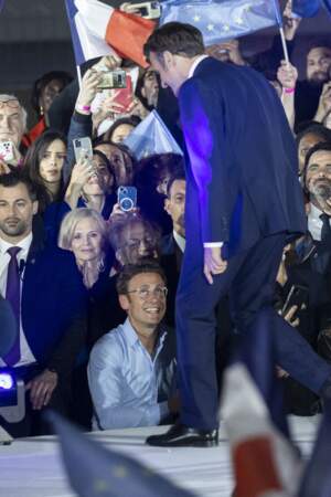 Dimanche 24 avril 2022, Emmanuel Macron a célébré sa réélection au pied de la tour Eiffel. Parmi ses proches venus l’applaudir : son discret frère, Laurent, qui n’a pas hésité à prendre dans ses bras son semblable en ce jour spécial.