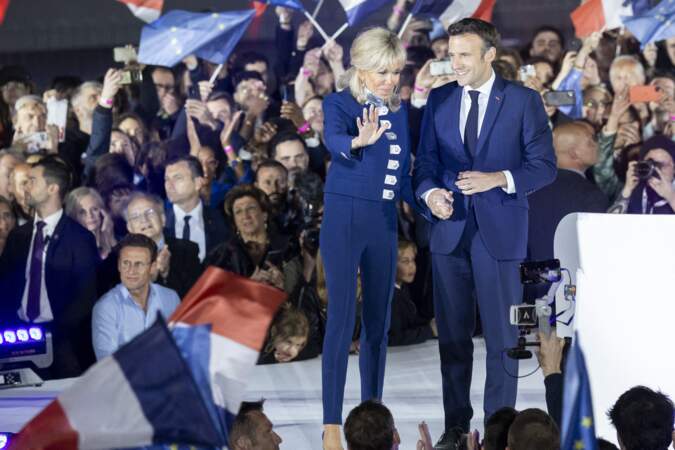 Le président Emmanuel Macron et sa femme Brigitte sont assortis. Le couple est en costume bleu marine à la soirée électorale du 2e tour de l'élection présidentielle 2022.
