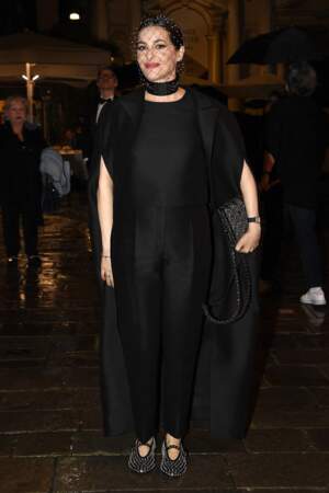 Amira Casar détonne dans une combinaison noir à l'effet scintillant lors du dîner de gala organisé par Dior pour célébrer l'ouverture de la 59e Biennale d'art à Venise, le samedi 23 avril. 
