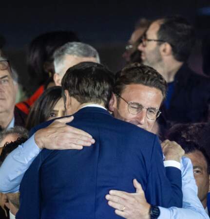 Emmanuel Macron se lovant dans les bras de son frère Laurent après sa victoire au scrutin présidentiel, dimanche 24 avril 2022.