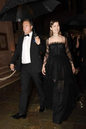 Rosamund Pike arrive au dîner de gala organisé par Dior pour célébrer l'ouverture de la 59e Biennale d'art à Venise, le samedi 23 avril.