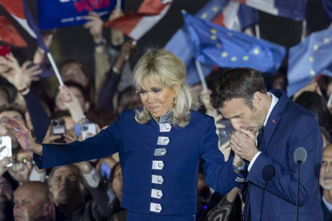 Fidèle à elle-même, Brigitte Macron porte à nouveau sa marque fétiche : un ensemble de costume signé Louis Vuitton.