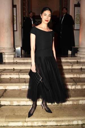 Caroline Issa très chic dans une robe au col danseuse et aux finitions en tulle pour le dîner de gala organisé par Dior pour célébrer l'ouverture de la 59e Biennale d'art à Venise, le samedi 23 avril.