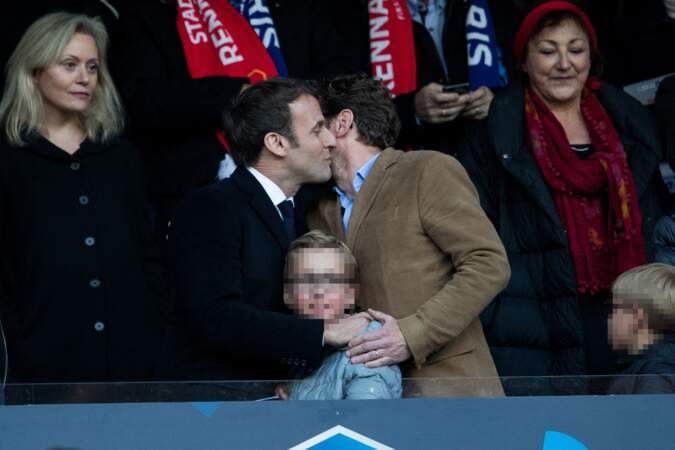 Emmanuel Macron et son frère Laurent dans les tribunes du Stade de France en avril 2019.