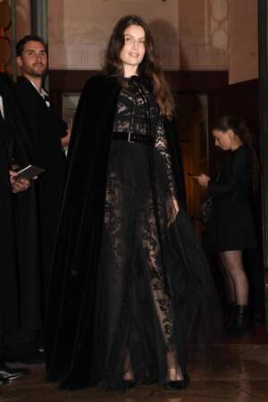 Laetitia Casta a choisi une robe haute couture de la griffe Dior portée sous une cape en velours noir pour assister au gala, le samedi 23 avril 2022.
