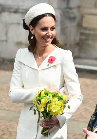 Reine du recyclage vestimentaire, Kate Middleton rayonne à la sortie de l'abbaye de Westminster,  le 25 avril 2022.