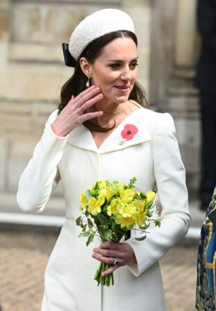 Cette robe beige, portée pour la deuxième fois par Kate Middleton aurait été faite sur mesure pour la duchesse pour le service de baptême de sa fille en 2015.