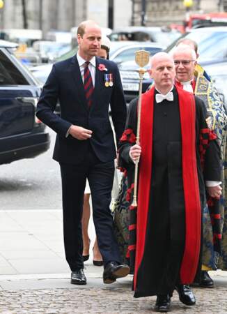 Le prince William contraste avec son épouse Kate Middleton avec un costume bleu nuit assorti à une cravate bicolore, lors d'un service à l'abbaye de Westminster commémorant l'Anzac Day à Londres, le 25 avril 2022.