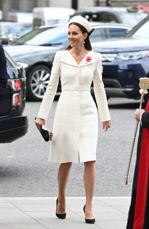Kate Middleton affiche une silhouette hautement féminine et sophistiquée dans cette robe mi-longue, le 25 avril 2022.