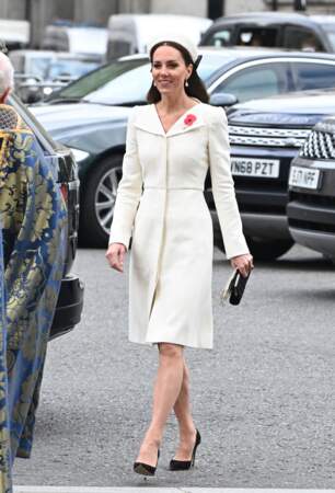Kate Middleton élégante dans une tenue chic et rétro déjà portée du baptême de la princesse Charlotte en 2015. 