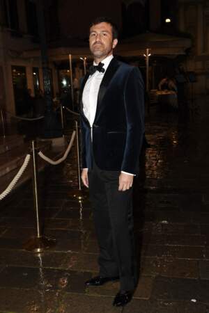 Carlo Mazzoni élégant dans une veste de blazer en velours bleu nuit pour le dîner de gala organisé par Dior pour célébrer l'ouverture de la 59e Biennale d'art à Venise, le samedi 23 avril.
