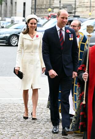 Pour assister à un service commémorant l'Anzac Day, Kate Middleton a misé sur une robe-manteau de couleur beige signée Alexander McQueen, le 25 avril 2022.