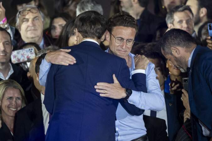 Le président Emmanuel Macron et son frère Laurent , en plein moment de tendresse au Champ-de-Mars le soir de l'élection présidentielle, le 24 avril 2022.