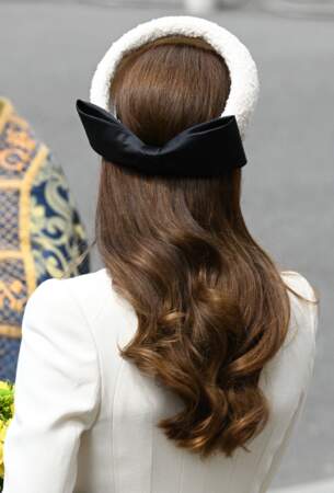 Pour les commémorations de l'Anzac Day, le 25 avril 2022, Kate Middleton a délaissé sa demi-queue de cheval pour un élégant diadème noir et beige.  