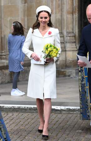 Cette robe beige, portée pour la deuxième fois par Kate Middleton aurait été faite sur mesure pour la duchesse à l'occasion du baptême de sa fille Charlotte en 2015.
