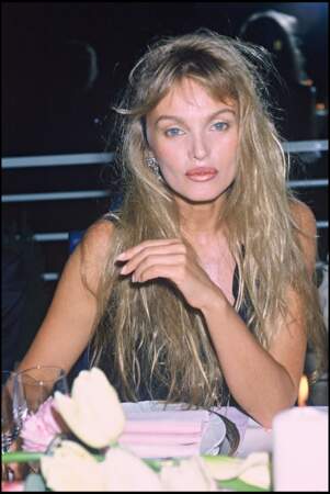 Arielle Dombasle en 1993 lors d'un dîner à Monaco est aussi réalisatrice, son premier film s'intitule "Chassé-croisé"