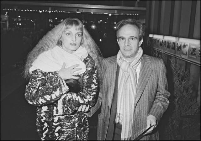 Arielle Dombasle à l'âge de 27 ans et François Truffaut, celui qui l'a repéré dans les années 70, en 1980 à la 1ère de "La Boum" à Paris